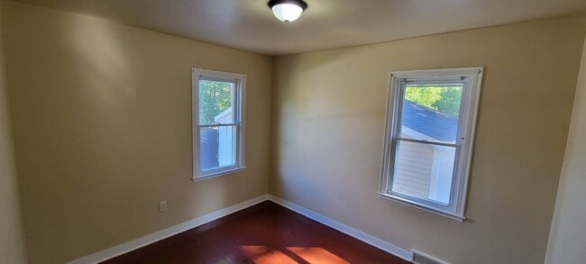 Building Photo - 3 Bed 1 Bath Single Family Home in Rhinela...