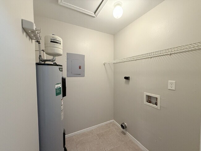 Building Photo - Charming 2-Bed, 2-Bath Condo with Granite Finishes Ready for Move In.