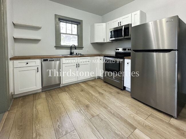 Building Photo - 2030 Redwing St