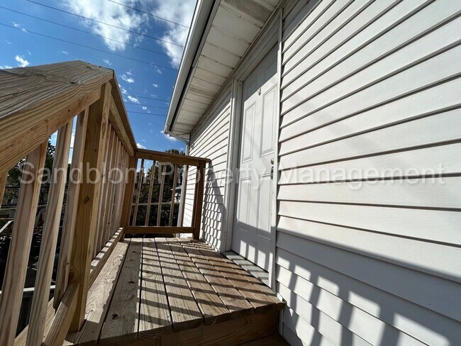Building Photo - FOR LEASE | Riverview | 1 Bed, 1 Bath Garage Apartment