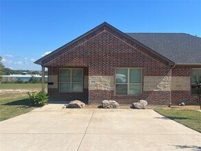 Building Photo - 2419 N Hickory St