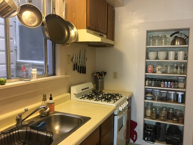 Sunny kitchen - 1127 Cole St