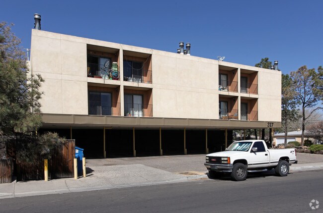Foto del edificio - 317 Palomas Dr NE