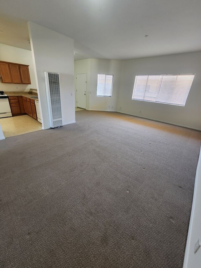 Foto del edificio - Comfortable One Bed, One Bath Apartment- W...