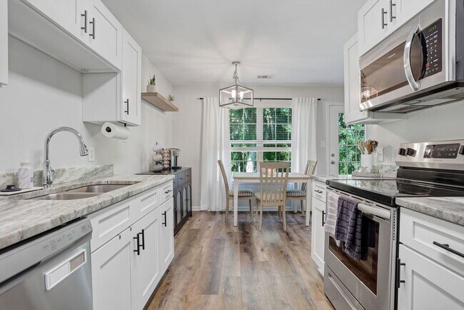 Building Photo - 3 bedroom 2.5 bath with bonus room in Lega...