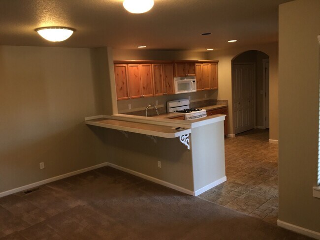 Building Photo - 3 Bedroom / 2.5 Bathroom Home in Fieldston...