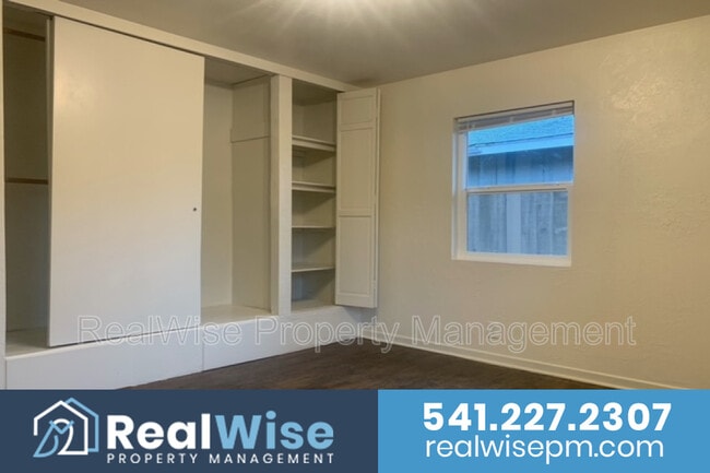 Building Photo - 325 SE M St