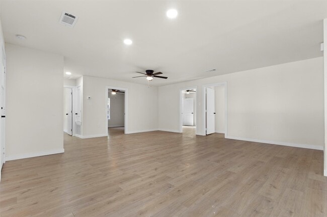 Building Photo - 2818 Holiday Dr