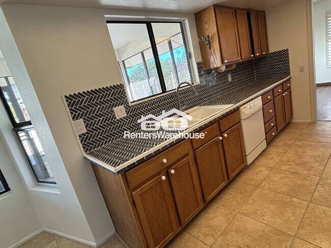 Building Photo - 3-BD, 2-BA solar-panel Sun City West living near Golf Course!
