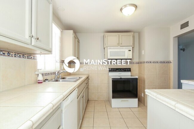 Building Photo - 3 Bedroom Pet-Friendly Home in TUCSON, AZ with Main Street Renewal