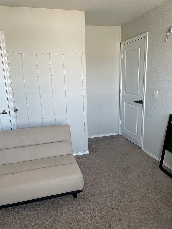 Building Photo - Room in House on Ashworth Blvd