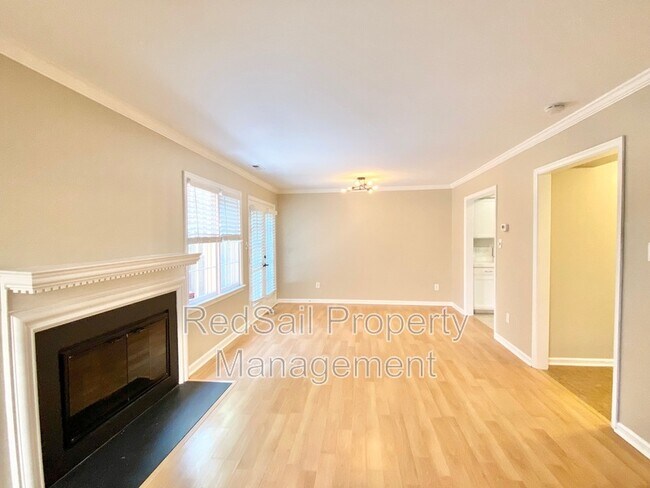 Building Photo - 348 Llewellyn Mews