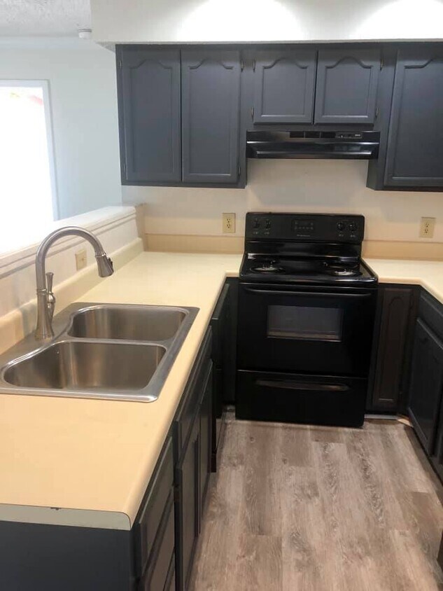 Foto principal - 2463 E 10th St