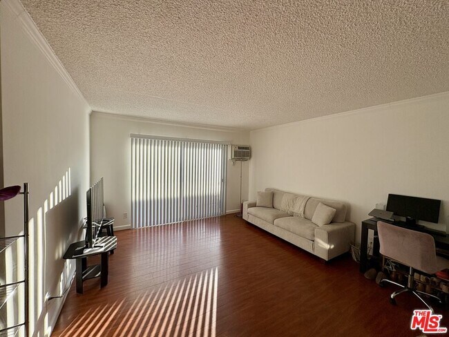 Foto del edificio - 11815 Mayfield Ave