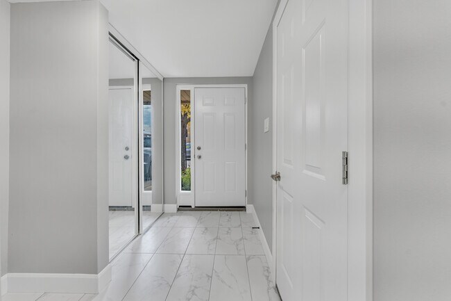 Building Photo - 700 Osgood - Pond Mills - 3 Bedroom townho...