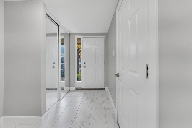Photo du bâtiment - 700 Osgood - Pond Mills - 3 Bedroom townho...