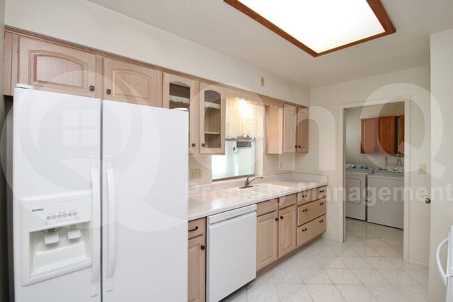 Building Photo - 4829 E Catalina Ave