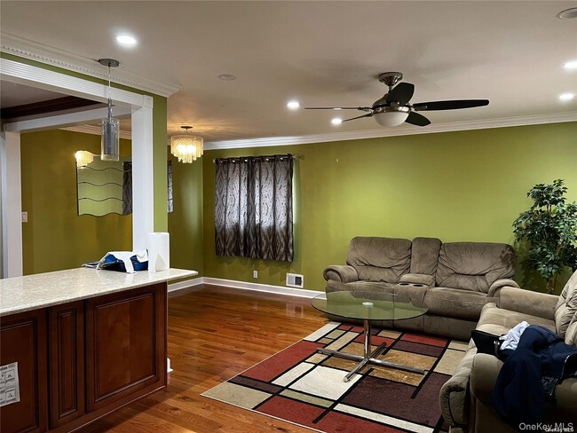 Foto del edificio - 83-12 253rd St