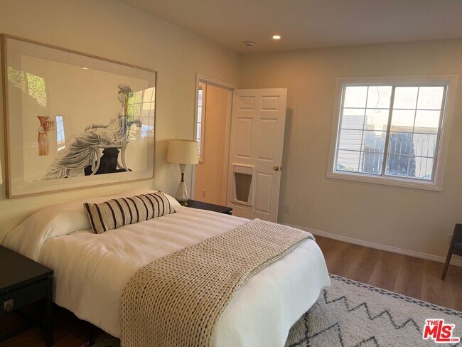 Foto del edificio - 1222 N Virgil Ave