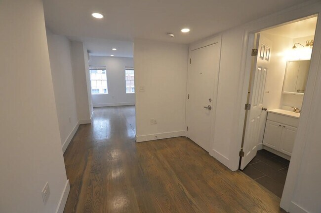 Foto del edificio - No Security Deposit, In-Unit Washer and Dryer, Heat, Hot Water Included