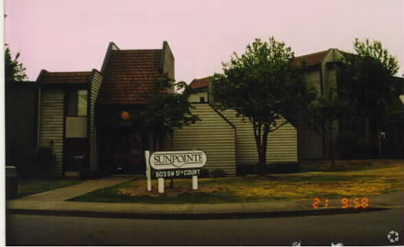 Building Photo - Sunpointe Condominiums