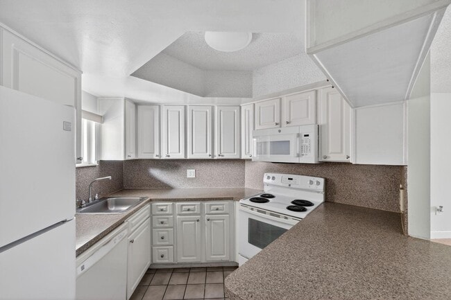 Building Photo - 8373 Lake Dr