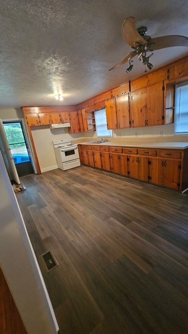 Foto del edificio - 3 bedroom, 1 bathroom home on 1/2 acre lot with storage
