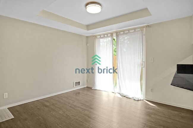 Building Photo - Welcome to this charming 2 bedroom, 2.5 bathroom townhouse in Bothell.