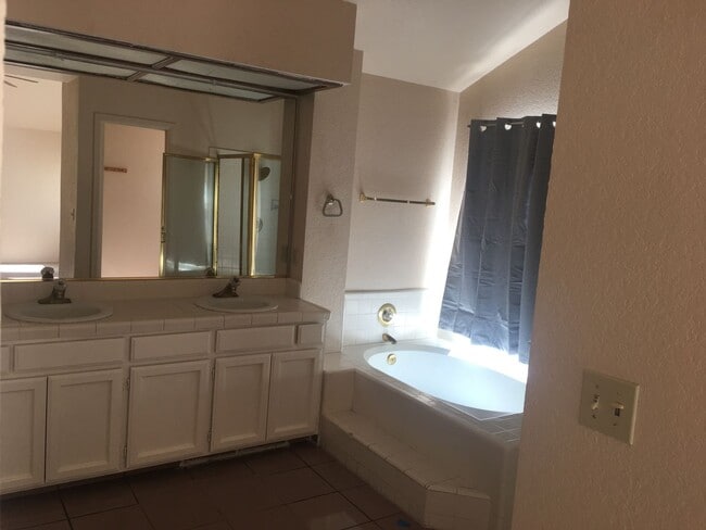 Building Photo - Spacious 2 Story Home