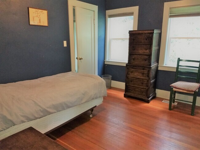 Dormitorio 1 - 9727 Lake Shore Blvd NE