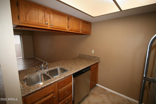 Building Photo - 2049 W Bloomfield Rd