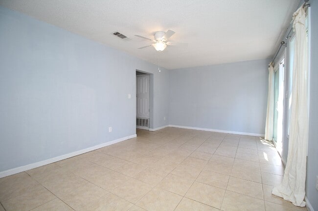 Foto del edificio - Spacious 3-Bedroom, 1.5-Bath Townhome in Gulf Breeze Near Top-Rated Schools, Beaches, and Gulf Br...