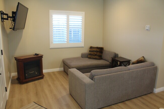 Sala de estar - 8864 Earhart Ave