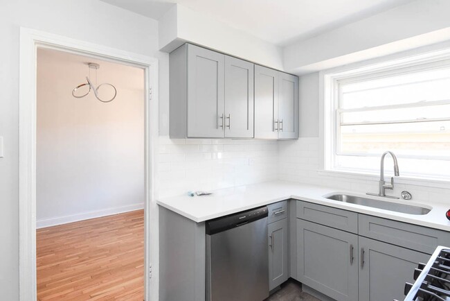 Building Photo - 2735 W Berwyn Ave