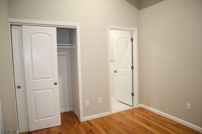 Building Photo - 154 Garside St