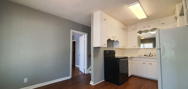 Foto del edificio - CHARMING and QUAINT 3 bedroom 1-1/2 bath d...