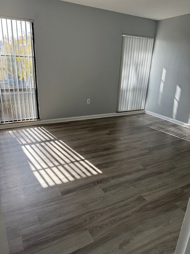 Foto del edificio - LEASE NOW AND ENJOY 50% OFF 2ND MONTH! Location, location, location! 875 SF Unit- 2 bd/ 1 ba near...