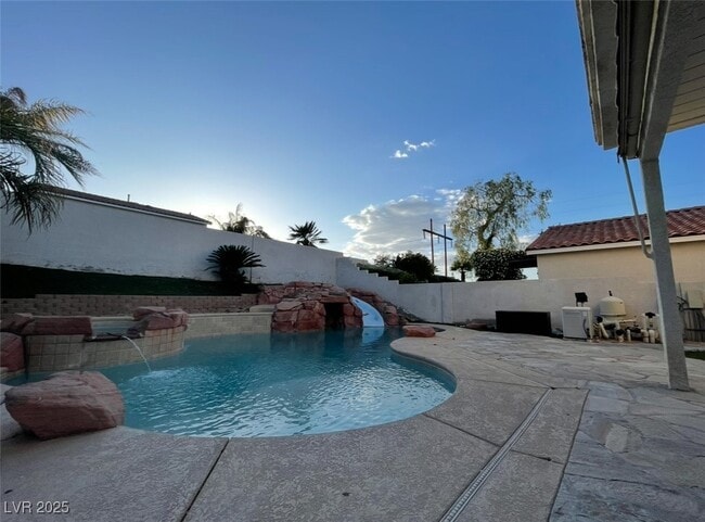 Foto del edificio - 2289 Surrey Meadows Ave