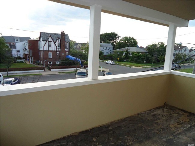 Foto del edificio - 414 Laurelton Blvd