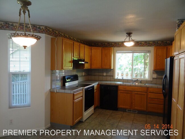 Building Photo - 3 br, 2 bath House - 557 Pine Court