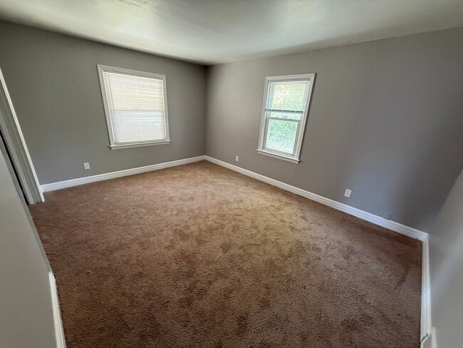 Building Photo - 2111 Old Paris Rd