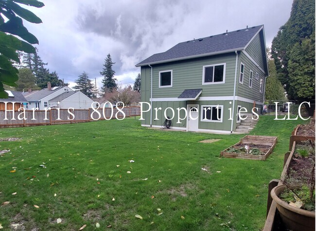 Building Photo - 4106 SE Llewellyn St