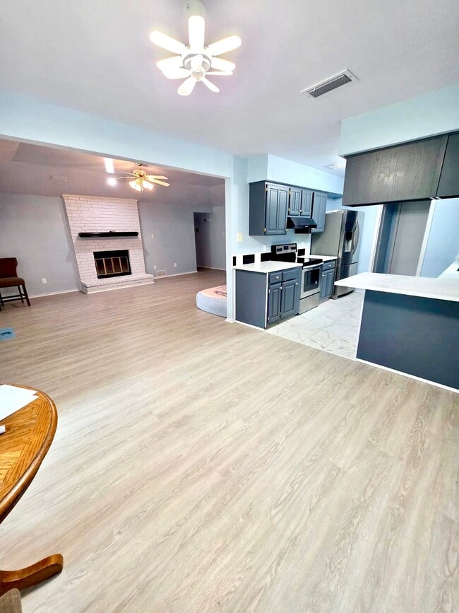 Building Photo - 651 Brookside Dr