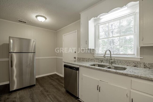 Building Photo - $500 off first month or Amazon Gift Card b...