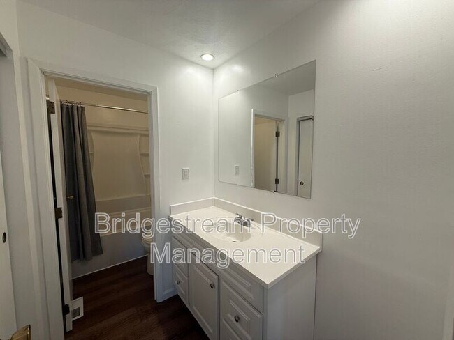 Foto del edificio - 3851 Hillsboro Dr