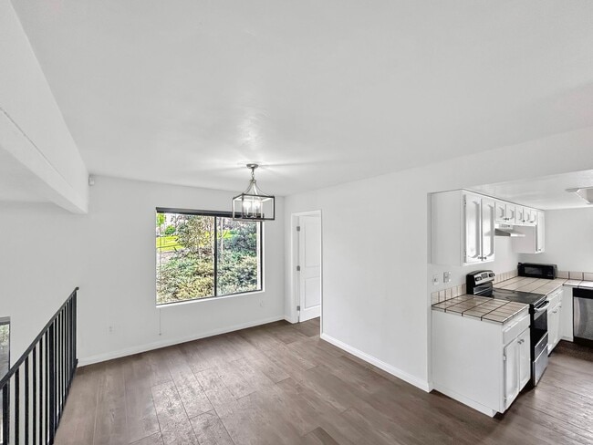 Building Photo - Beautiful 3BD/3BA W/ Attached Garage and I...