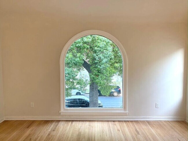 Mucha luz y vistas en el enorme salón de estilo español. - 2807 Hillcrest Dr