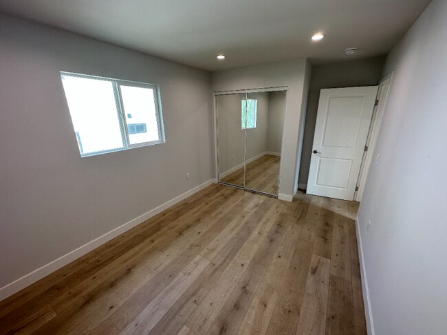 Foto del edificio - 6251 Longridge Ave