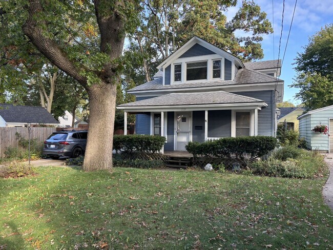 Foto del edificio - Charming Alger Heights home available now