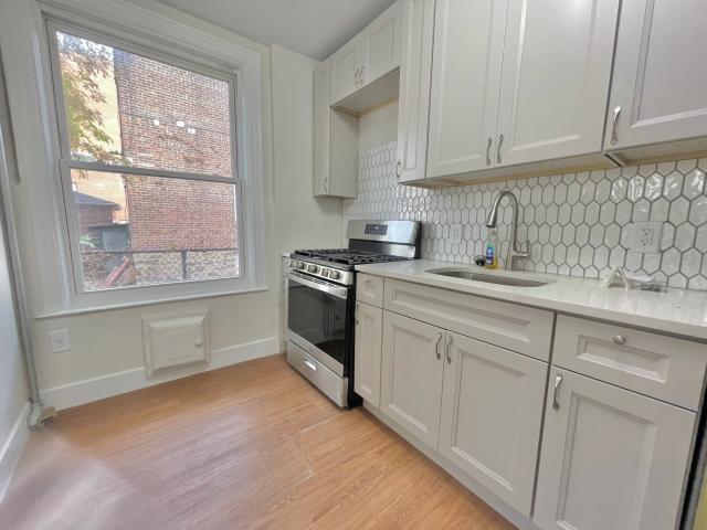 Foto principal - 3 bedroom in BRONX NY 10461